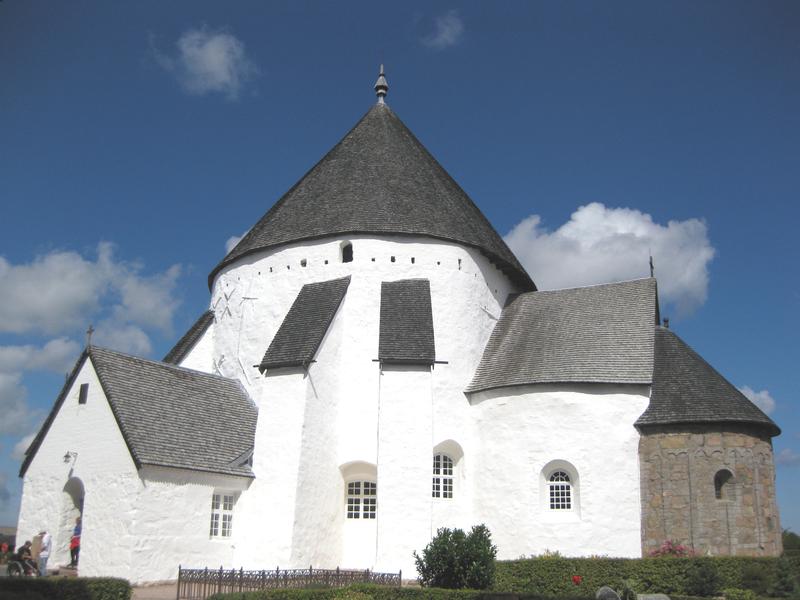 Kościół w Østerlars . fot. "Bornholm - Østerlars Kirke" by Hubertus - Eget arbejde. Licensed under Creative Commons Attribution-Share Alike 3.0 via Wikimedia Commons 