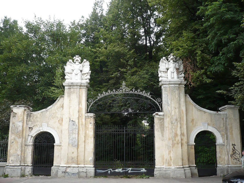 Brama do pałacu Potockich (2009 rok) fot. Tomasz Leśniowski/Wikipedia